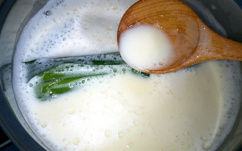 Nấu sữa đậu nành lá dứa